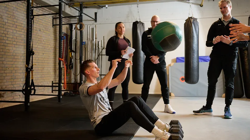 Praktijkles tijdens de opleiding Fitnesstrainer A